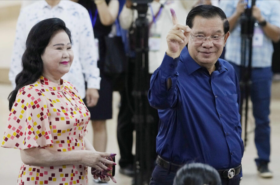 Kambodjas premiärminister Hun Sen visar upp sitt finger med block som bevisar att han röstat.