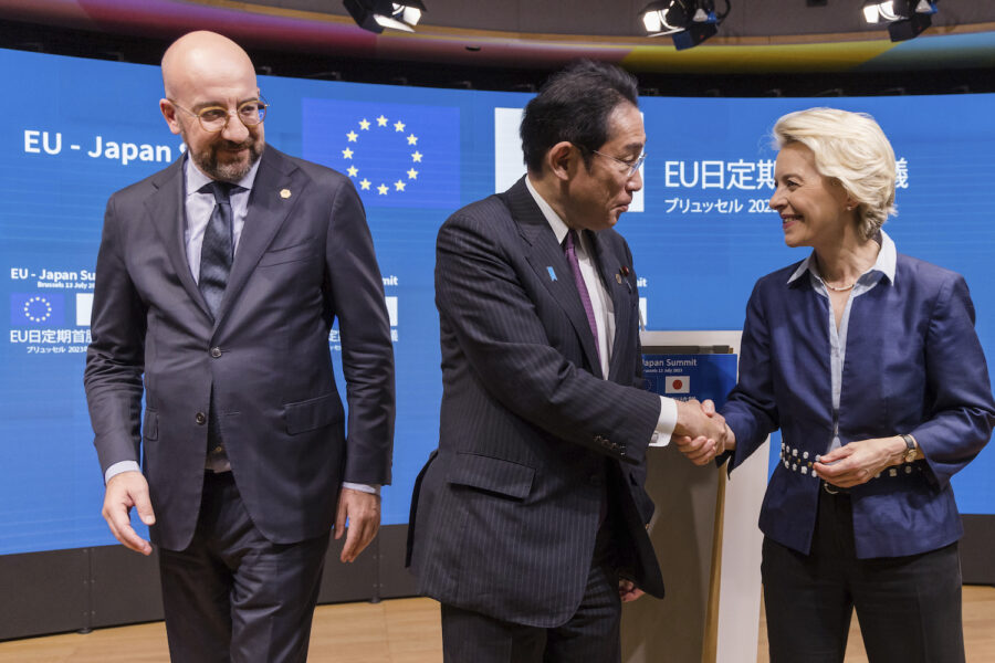 Japans premiärminister Fumio Kishida (mitten) tillsammans med Europeiska rådets ordförande Charles Michel och EU-kommissionens ordförande Ursula von der Leyen efter torsdagens möte i Bryssel.