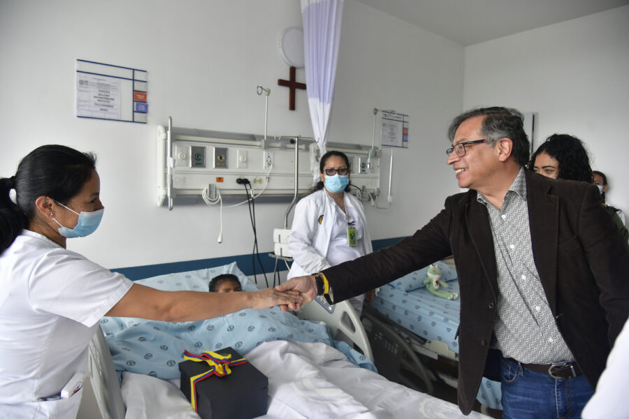 Colombias president Gustavo Petro besökte barnen på sjukhuset.