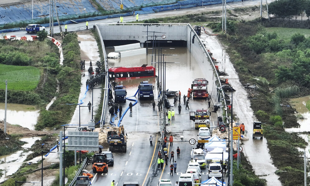 Räddningsarbetet pågår fortfarande på söndagen för att nå ett 15-tal bilar som fastnat i en översvämmad vägtunnel i Cheongju i Sydkorea.