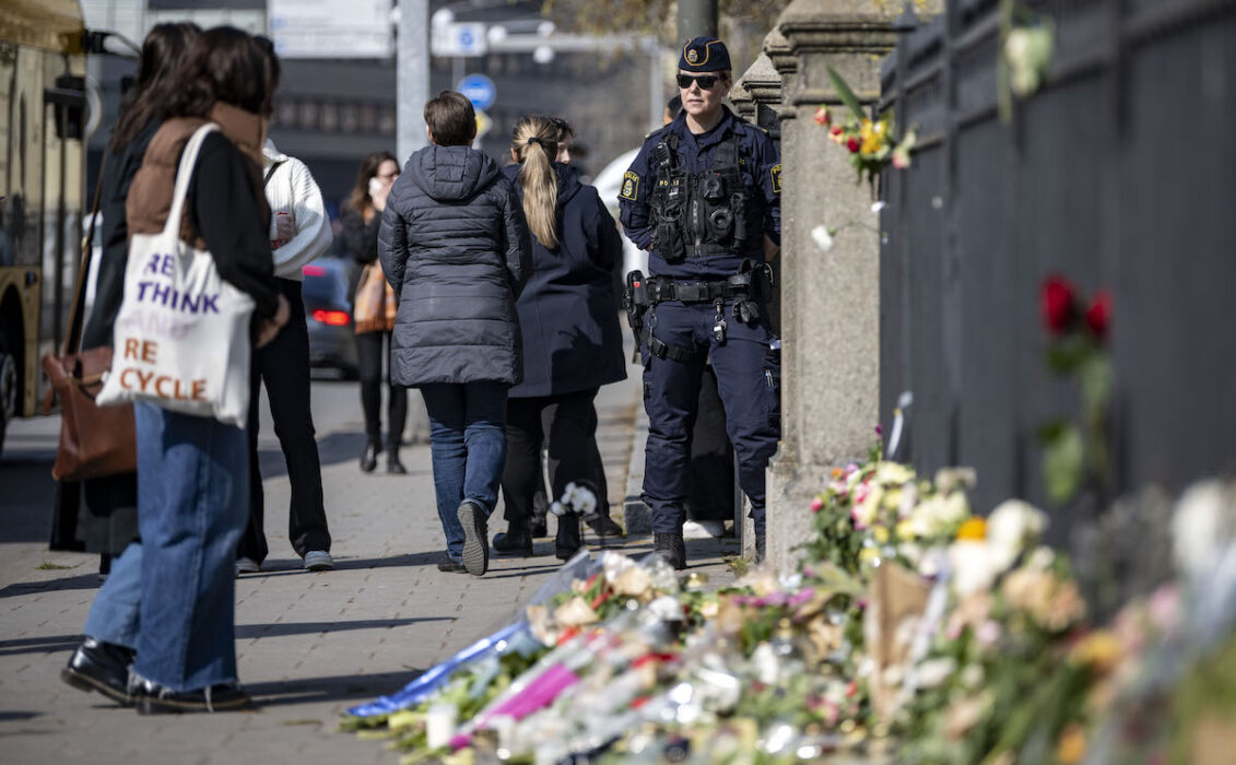 Efter flera grova våldsbrott på skolor i södra Sverige har polisen där börjat arbeta efter en ny metodik, med ett utökat informationsflöde, för att fånga upp varningssignaler.