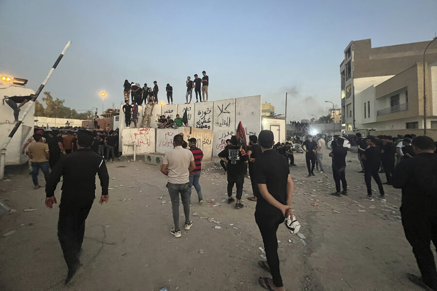 Demonstranter på en mur i närheten av Sveriges ambassad i Bagdad.
