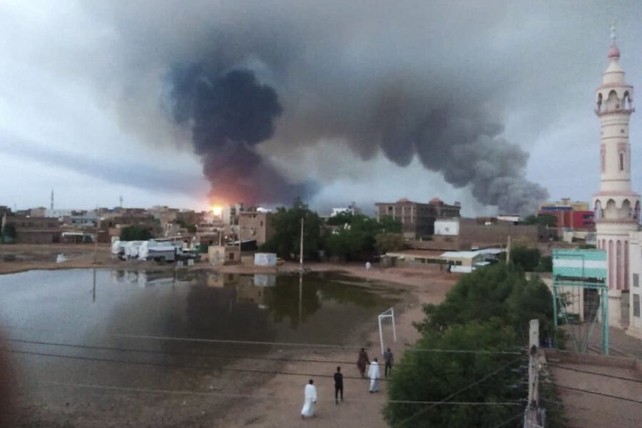 Rök stiger över huvudstaden Khartum i början av juni.