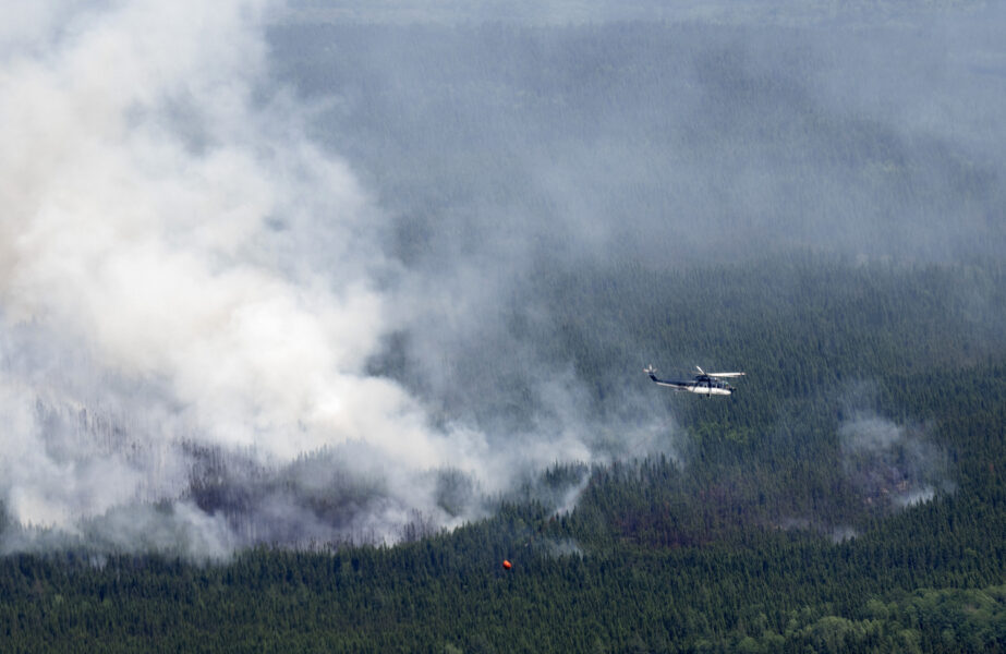 En helikopter vattenbombar en brand i området Lebel-sur-Quevillon i Quebec.
