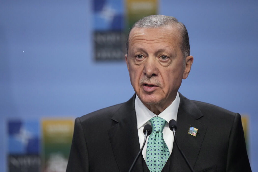 Turkiets president Recep Tayyip Erdogan säger till reportrar att Ukraina får fortsätta att exportera spannmål.