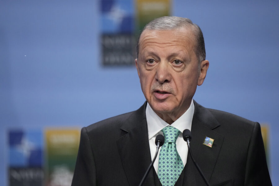Turkiets president Recep Tayyip Erdogan säger till reportrar att Ukraina får fortsätta att exportera spannmål.