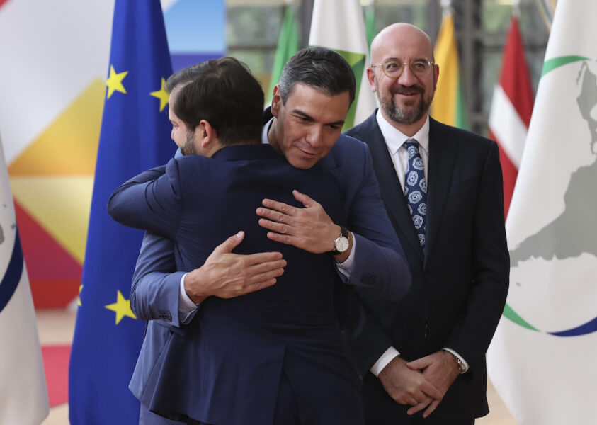 Spaniens premiärminister Pedro Sánchez kramar om Chiles president Gabriel Boric, med EU:s rådsordförande Charles Michel i bakgrunden, under EU-Celac-toppmötet i Bryssel.