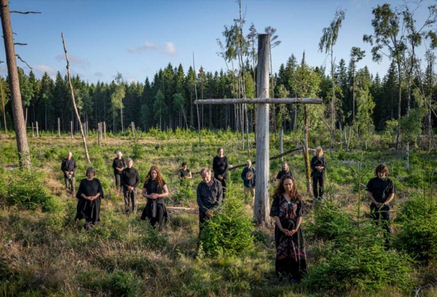 Svenska kyrkan anklagas för att bedriva ett skogsbruk som inte är hållbart, nyligen genomfördes en aktion i forma av en pilgrimsvandring på ett kalhygge i Bohuslän.