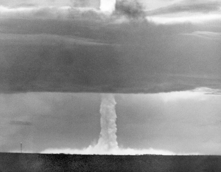 Vätebomb som detonerades över Namu Island i Bikini atollen, Marshallöarna den 21 maj 1956.