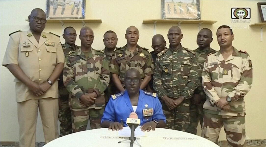 Nigeriska militärer framträdde sent på onsdagen i nationell tv i Niger och uppgav att de avsatt landets president Mohamed Bazoum.