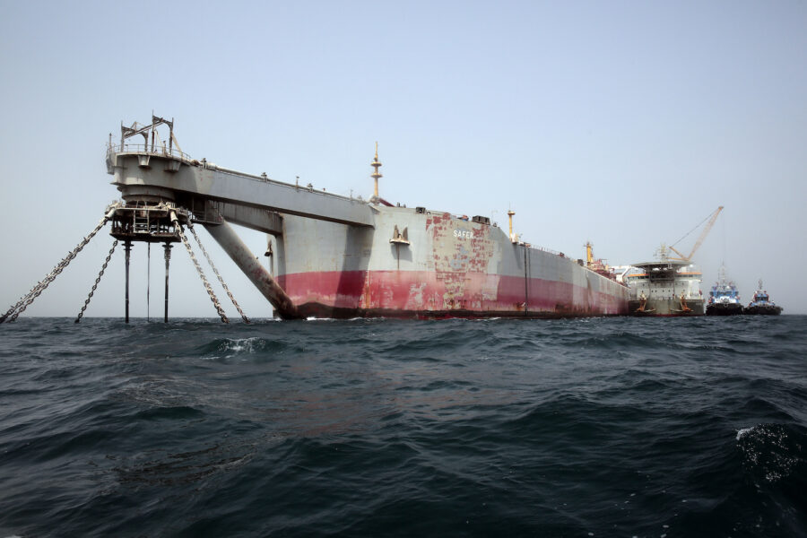 Oljetankern Safer riskerar att läcka ut olja i Röda havet utanför Jemen.