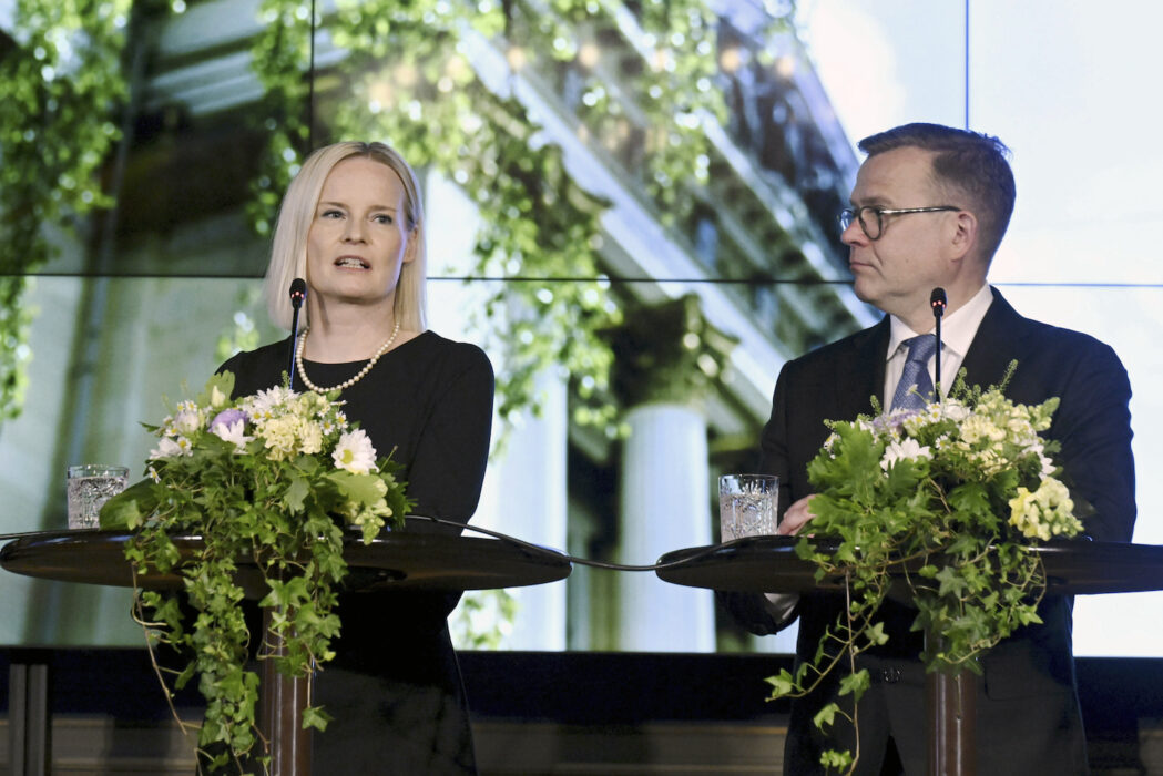 Veckans protester riktas bland annat mot finansminister Riikka Purra (Sannfinnländarna), till vänster, som avslöjats med att ha yttrat en rad rasistiska kommentarer.