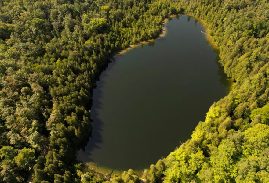 Ett team av forskare rekommenderar att starten på en ny geologisk epok definierad av hur människor har påverkat jorden bör markeras vid den orörda Crawford Lake utanför Toronto i Kanada.