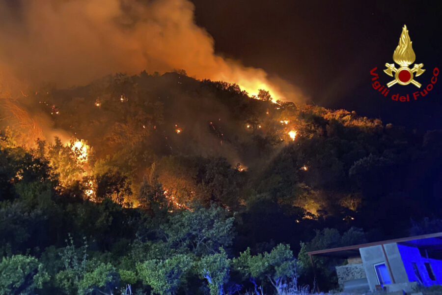 Bild från Curcuraci, Messina, av en av de skogsbränder som rasar på Sicilien.