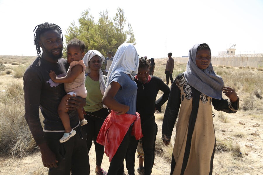 Migranter i ett ökenområde på den libyska sidan av gränsen mellan Tunisien och Libyen.