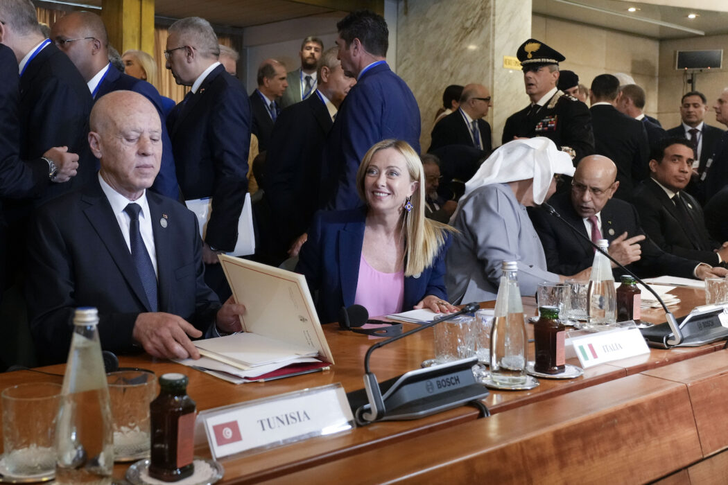 Under söndagens möte fanns bland annat (från vänster) Tunisiens president Kais Saied, Italiens premiärminister Giorgia Meloni, Förenade Arabemiratens president Mohamed bin Zayed Al Nahyan, Mauretaniens president Mohamed Ould Ghazouani samt Mohamed Al-Menfi, ordförande i Libyens presidentråd.