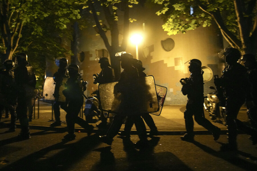 Protesterna mot att polisen skjutit ihjäl en 17-årig pojke fortsätter i Frankrike för fjärde dygnet i rad.