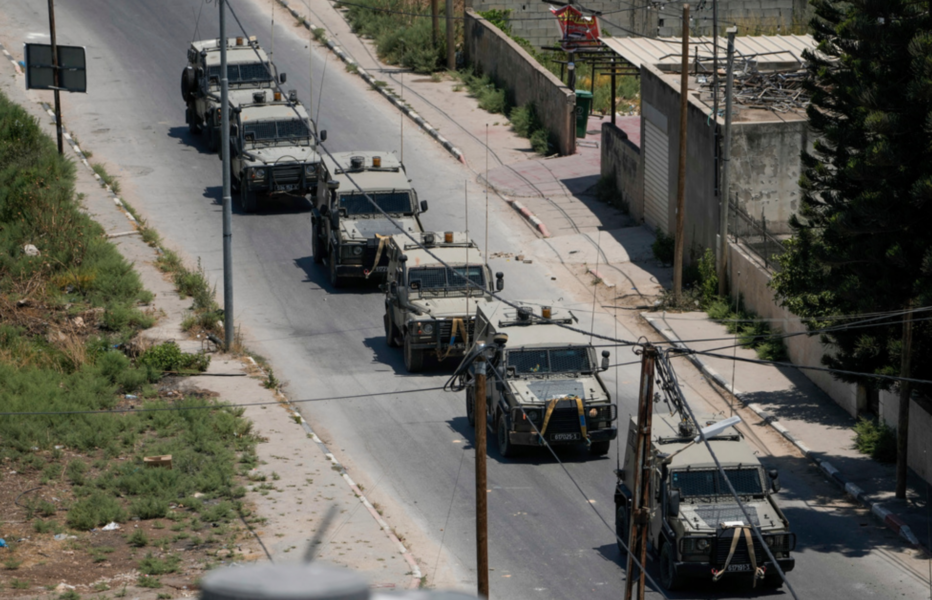 En konvoj med israeliska militärfordon i Jenin på måndagen.