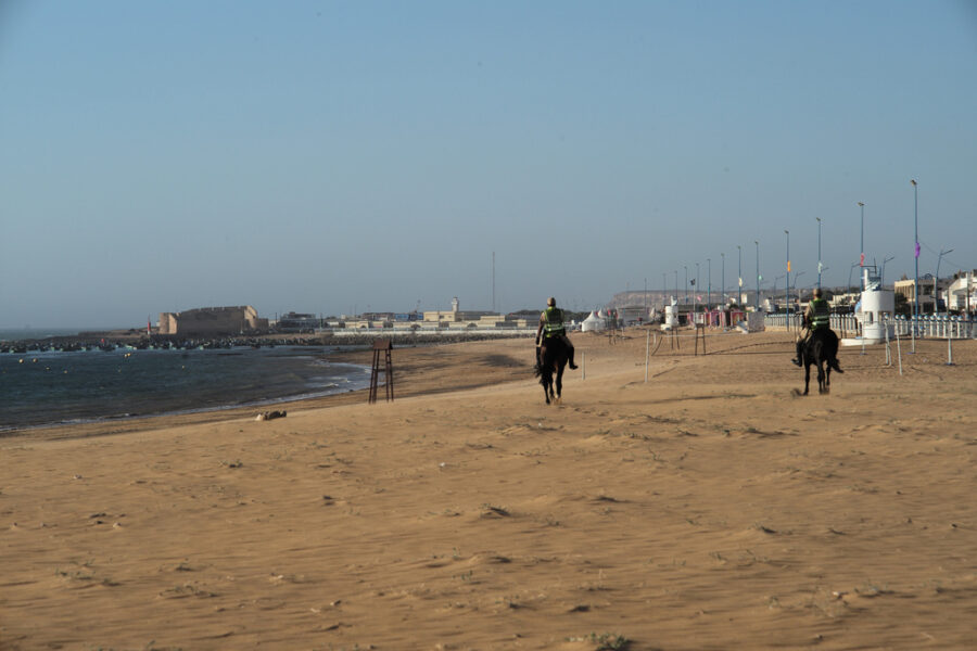 Polis bevakar stranden i Agadir.
