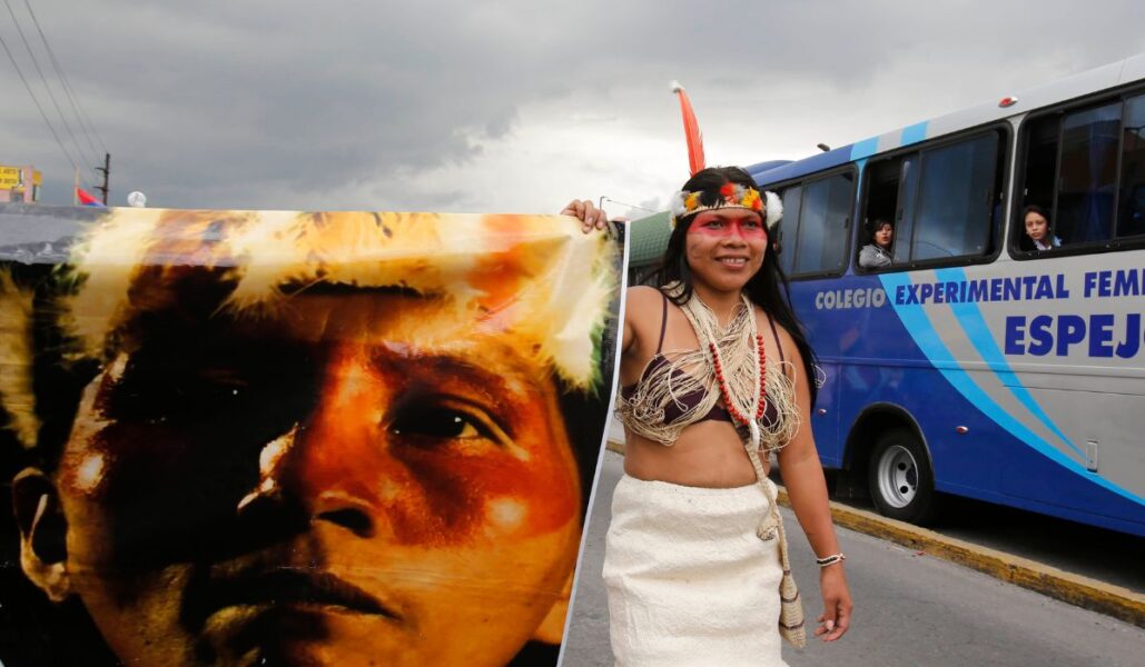 En kvinna håller upp en poster i protest mot att Ecuador 2013 gav grönt ljus till oljeutvinning i nationalparken Yasuni.