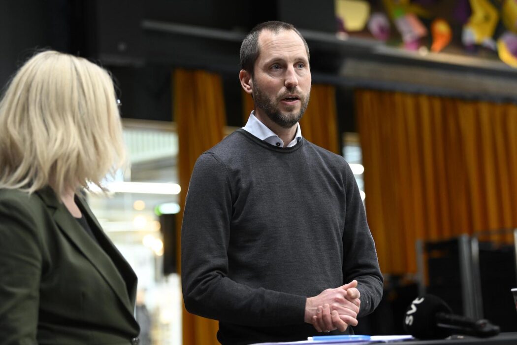Erik Pelling (S), kommunstyrelsens ordförande i Uppsala, menar att kommunpersonal inte bör tvingas ha anmälningsplikt mot papperslösa.