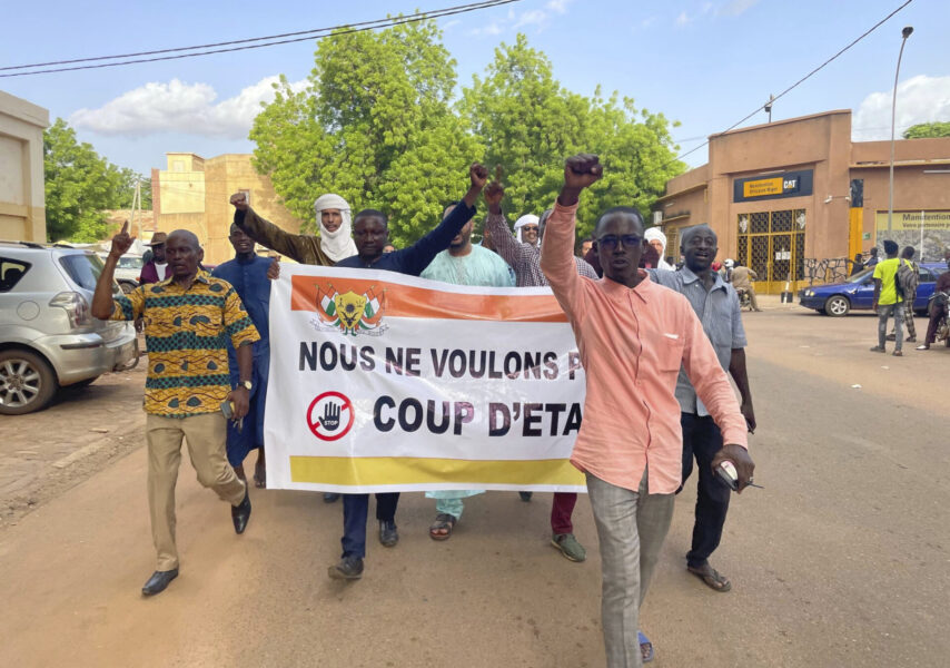 Anhängare till president Mohamed Bazoum demonstrerar i Niamey, Niger.