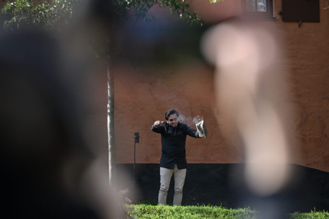 Salwan Momika bränner en koran vid Medborgarplatsen i närheten av Stockholms Moské.
