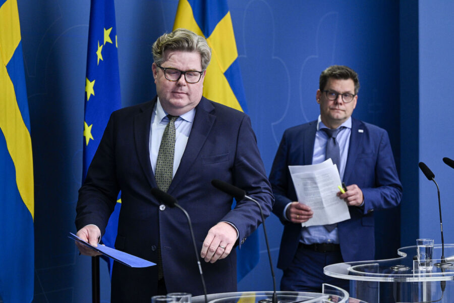Justitieminister Gunnar Strömmer och Jonas Trolle, chef på Center mot våldsbejakande extremism.