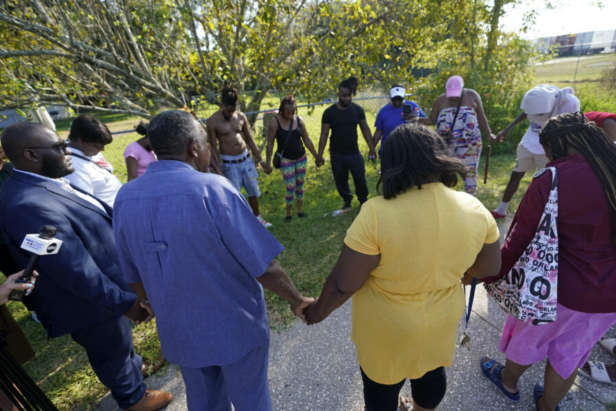 Boende samlades i närheten av brottsplatsen i Jacksonville för att be för offren.