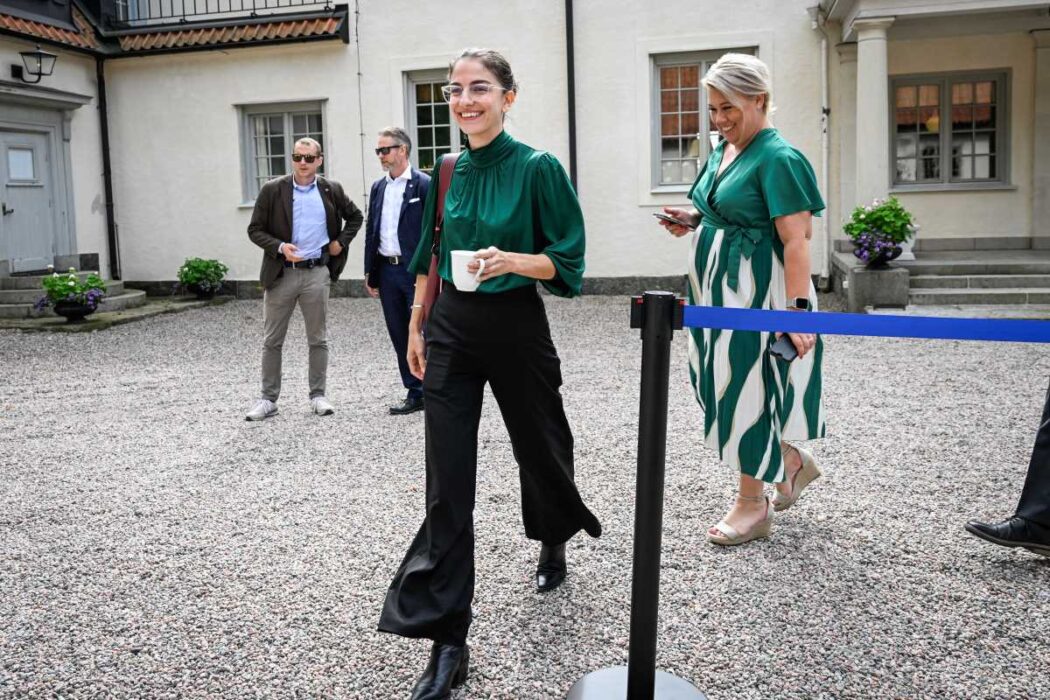 Klimat- och miljöminister Romina Pourmokhtari kan ha rusat på för snabbt om löftet om tio nya reaktorer, vilket inte verkar ha varit förankrat i regeringen.
