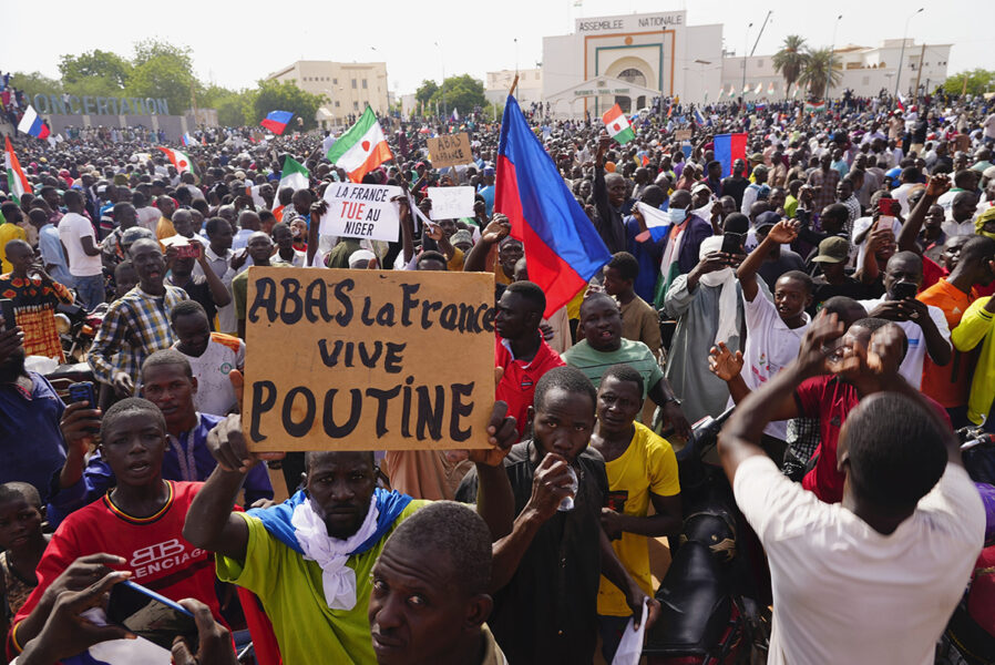 Demonstranter med ryska flaggor under en marsch i Nigers huvudstad Niamey till stöd för de kuppmakare som i förra veckan tog makten i landet.