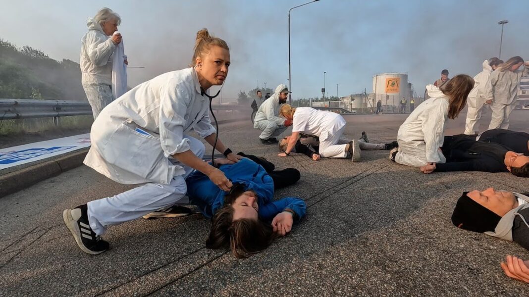 Läkaren Terese Nilsson deltog i en aktion i blockaden för att visa på klimatkrisens hälsoeffekter.