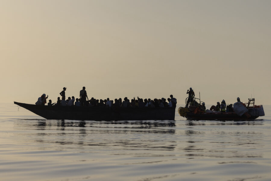 Många av migranterna som kommer till Italien reser i knappt sjödugliga båtar via centrala Medelhavet, vilket bedöms vara en av världens farligaste rutter.