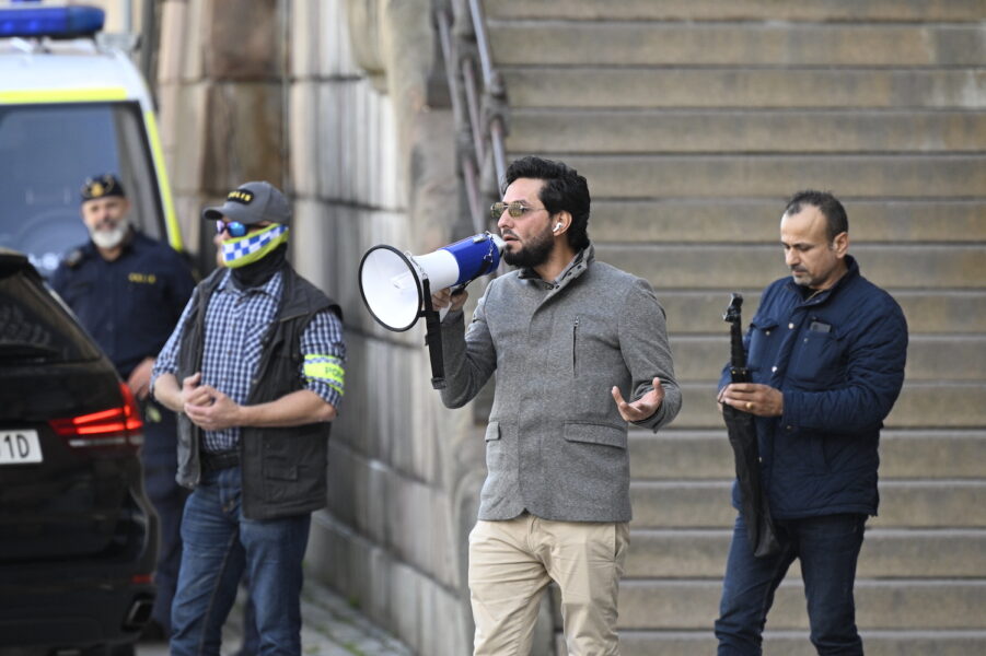 Salwan Momika under en demonstration på Mynttorget i Stockholm.