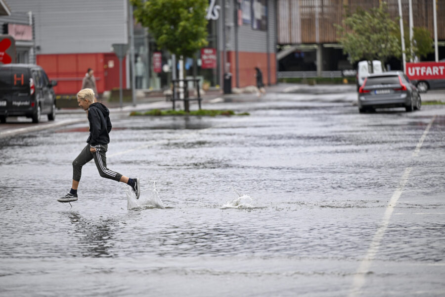Kraftigt regn har lett till översvämningar på flera platser, bland annat i Örebro län.