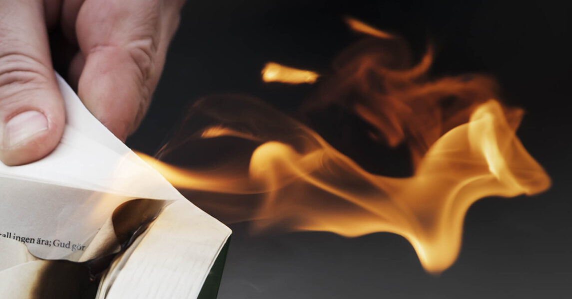 Rasmus Paludan bränner upp en koran på Lilla Bantorget 1 ma 2022.