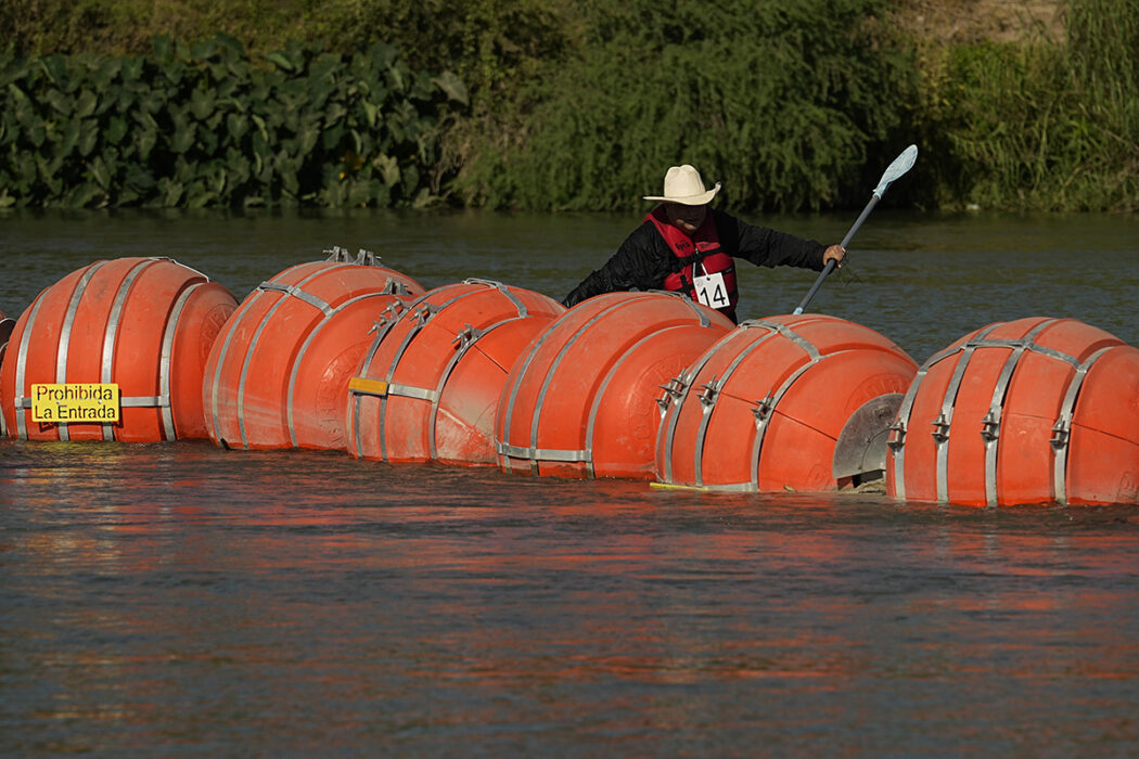 En död person har hittats fastklämd i den flytande barriär som Texas har satt upp i floden Rio Grande.