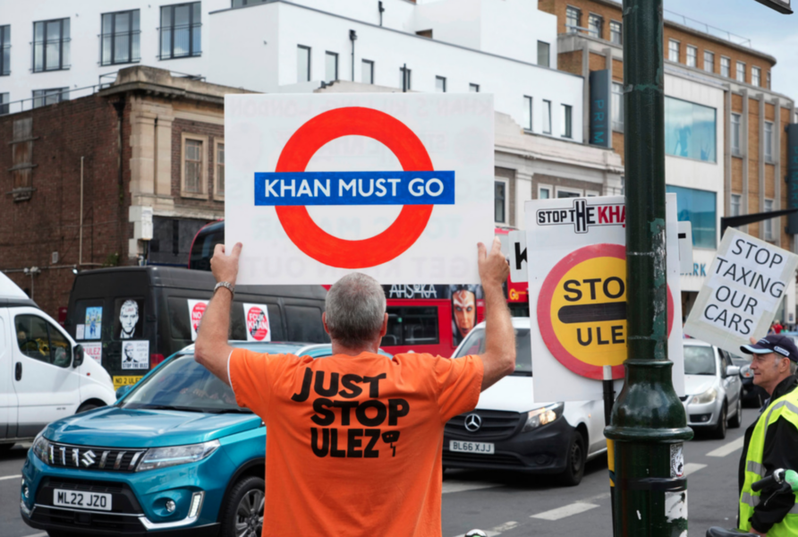 "Khan måste bort", står det på demonstrantens skylt.