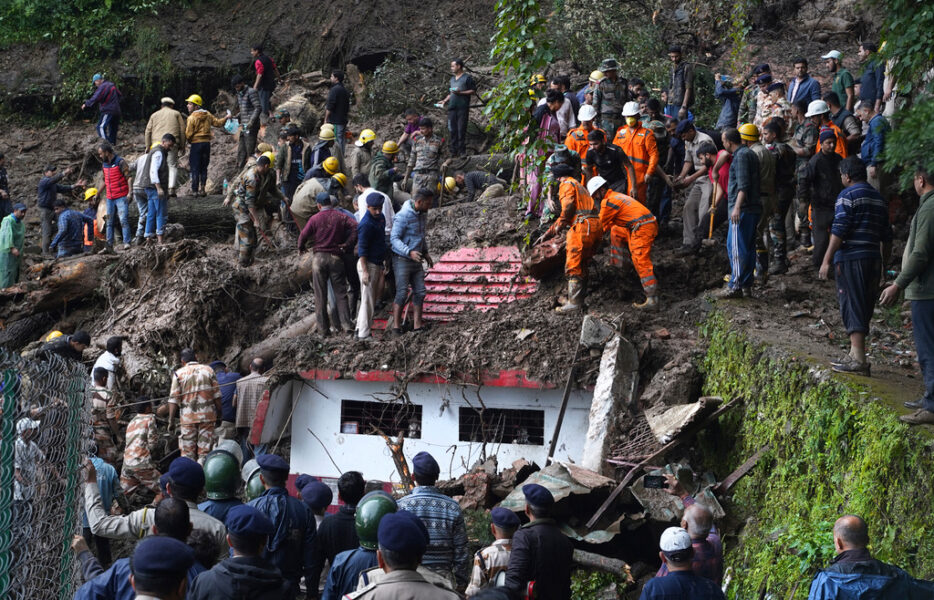 Räddningsarbetare söker efter människor som befaras vara instängda efter ett jordskerd i staden Shimla i delstaten Hiamachal Pradesh.