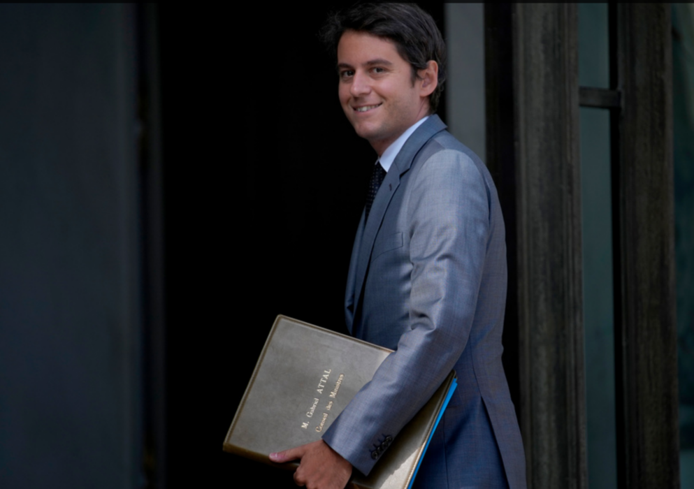 Utbildningsminister Gabriel Attal säger till TF1 att det inte kommer att vara möjligt att bära abaya i en fransk skola.
