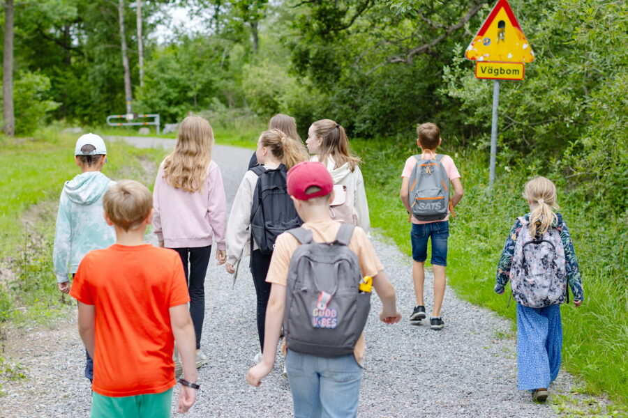 Ny utredning ger förslag på hur barns rättigheter bör förstärkas i Sverige.