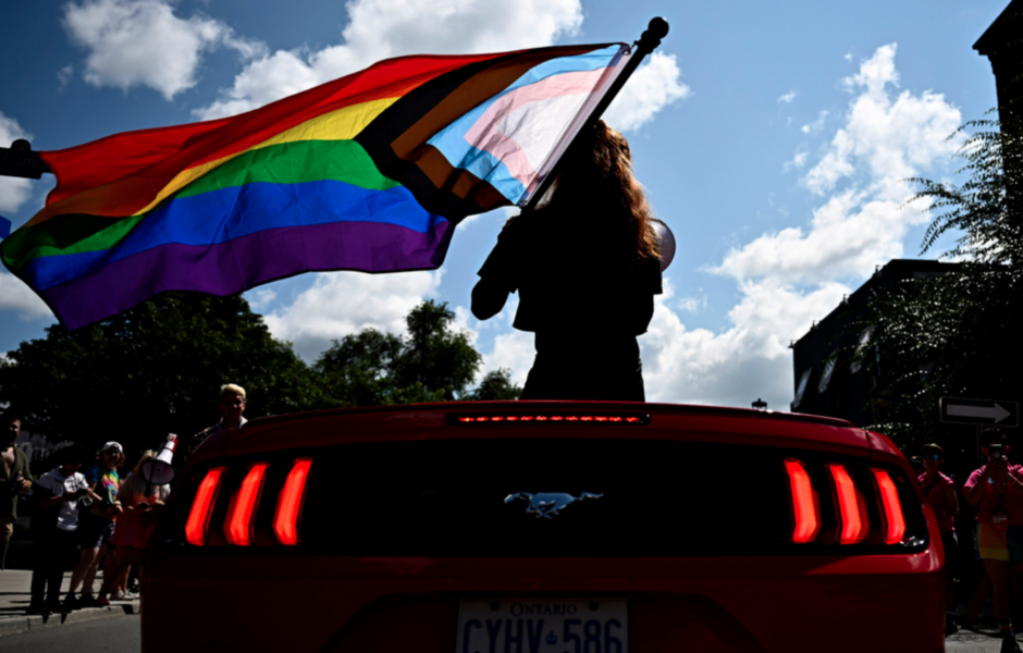 Människor går i en Prideparad i Ottawa.