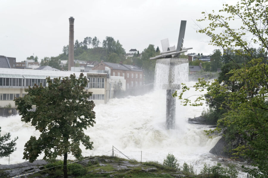 Enorma vattenmassor vräker fram efter att regnet fortsätter i Norge.