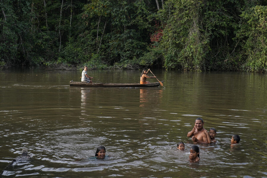 Francisco Oro Waram med sina barn i floden Komi Memem, som nu fått bättre förutsättningar för att förbli ren i framtiden.