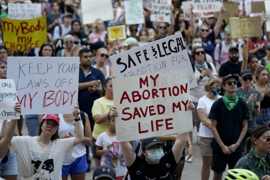 Demonstranter i Austin Texas efter det att den vägledande domen som garanterade amerikanska kvinnor fria aborter revs upp för drygt ett år sedan.