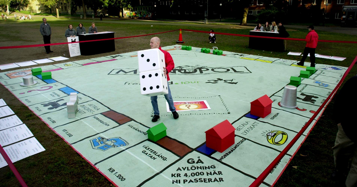 Pengarna vi använder är tagna ur luften, som Monopolpengar.