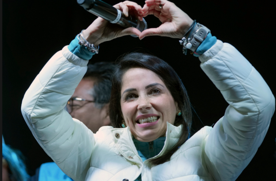 Luisa González fick flest röster i första omgången av Ecuadors presidentval, här syns hon på sitt partis valvaka.