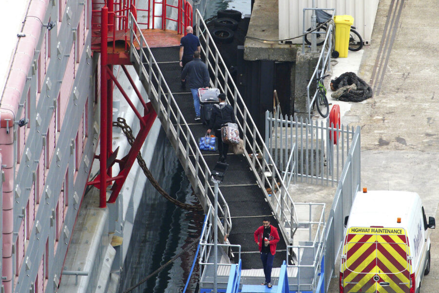 Asylsökande leds ombord hotellpråmen Bibby Stockholm i Dorset i England, som ett led i regeringens planer på att försöka utlokalisera flyktingar och migranter till boenden ombord på båtar och militärförläggningar.