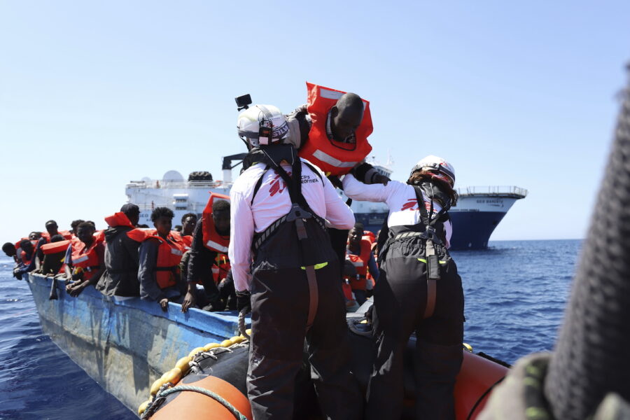 Personal från räddningsfartyget Geo Barents räddar migranter i internationellt vatten utanför Libyen.