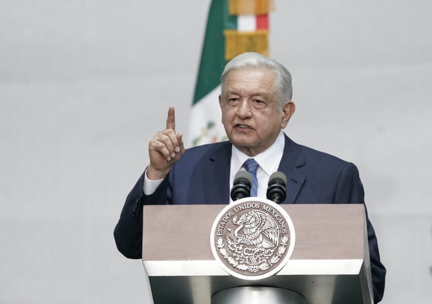 Mexikos president Andrés Manuel López Obrador kallar bränningar av de nya läroböckerna för "medeltida.